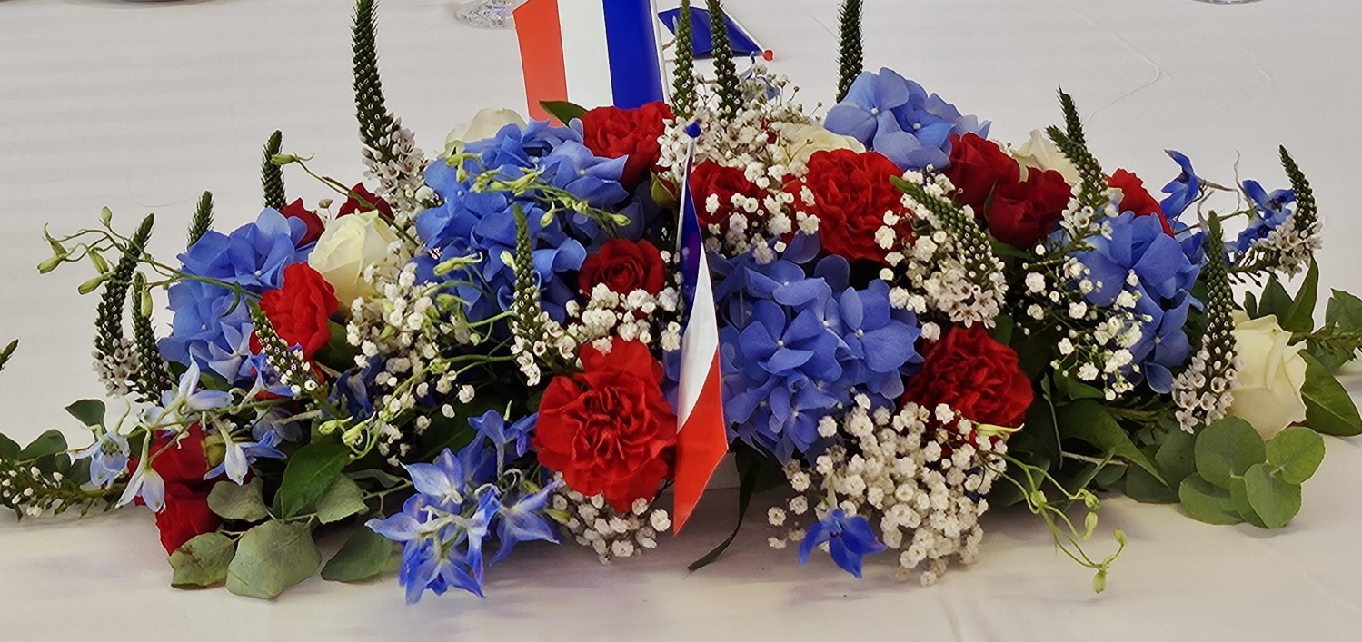 Des fleurs dans une composition aux couleurs de la République.